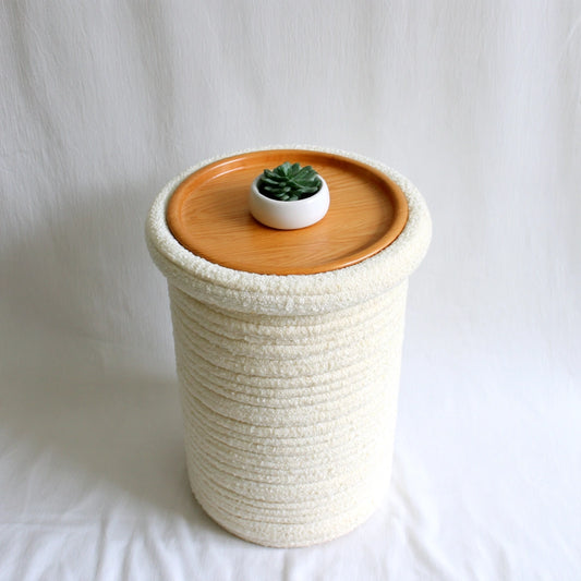 Compacte kruk met bouclé bekleding, kleur wit